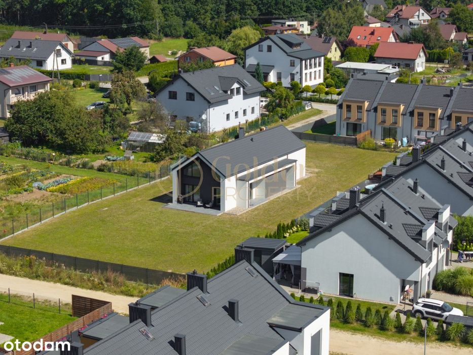 Nowoczesny dom z wysokim salonem i antresolą