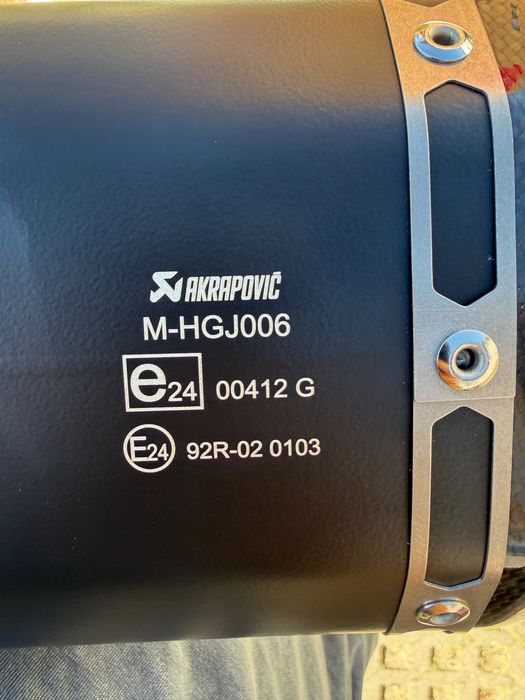 NOWY Wydech akrapovic Carbon Tytan versus 1100