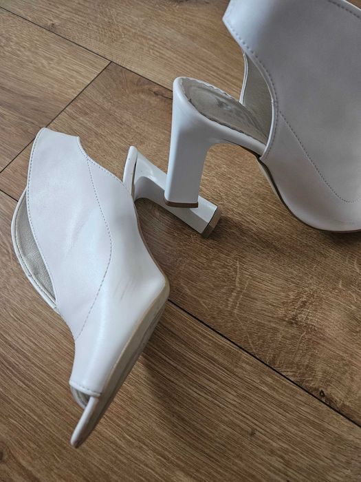 Białe buty na obcasie