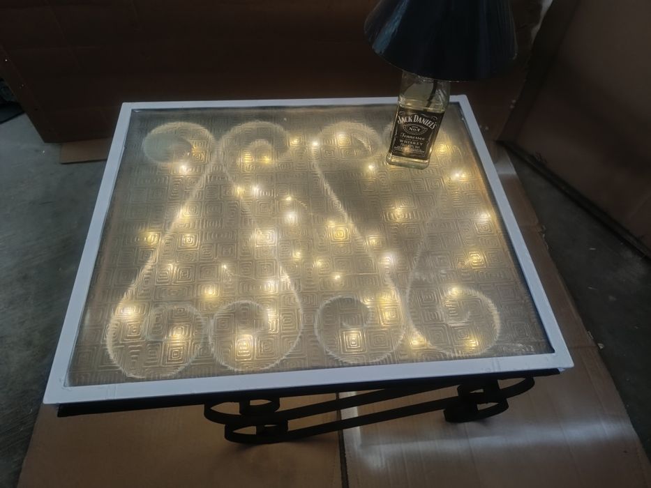 Mesa de centro artesanal em ferro e vidro com iluminacao LED