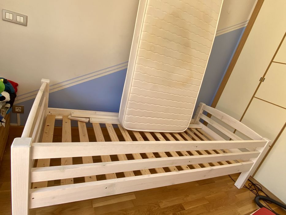 Cama de criança com barras laterais e colchão