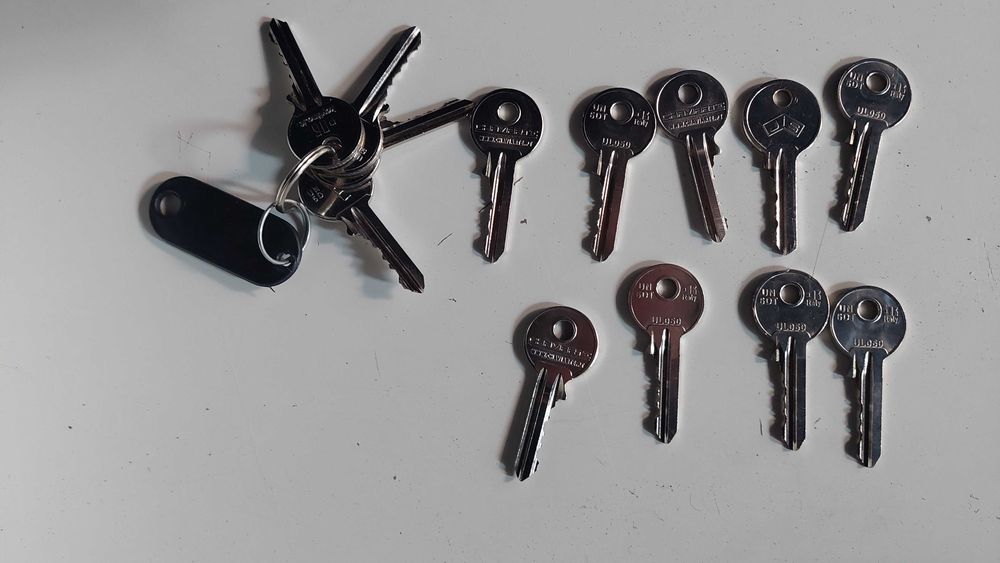 Fechadura Elétrica JIS. Botão de Abertura. Direita. Inclui 13 Chaves.