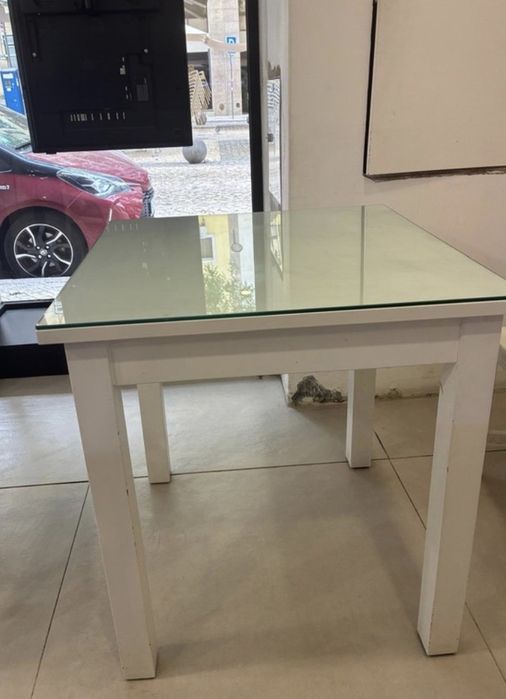 Mesa branca - 70x70 com tampo de vidro temperado