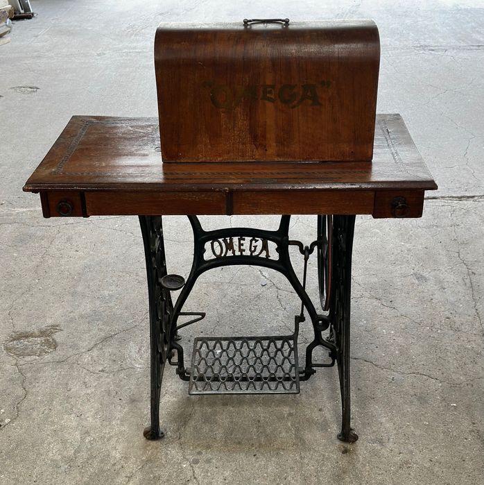 Antiga Máquina de Costura Omega / Merritt