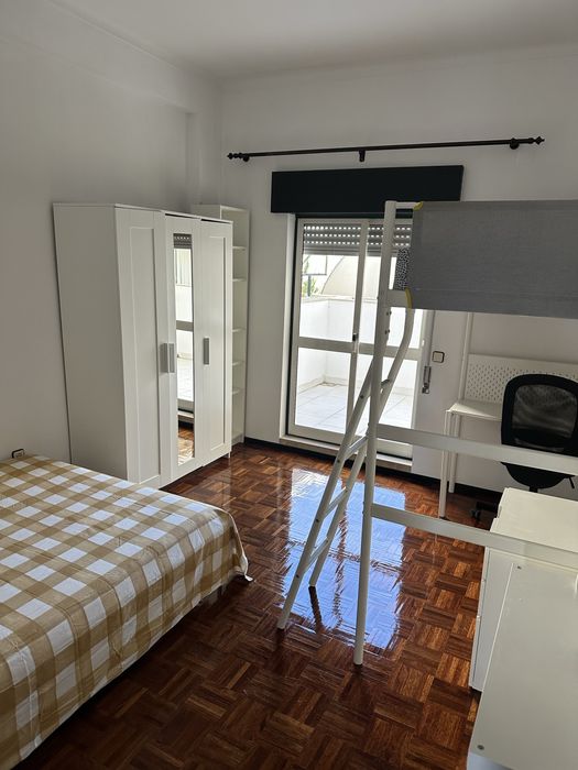 Quarto mobiliado c varanda para arrendar em Entrocamento