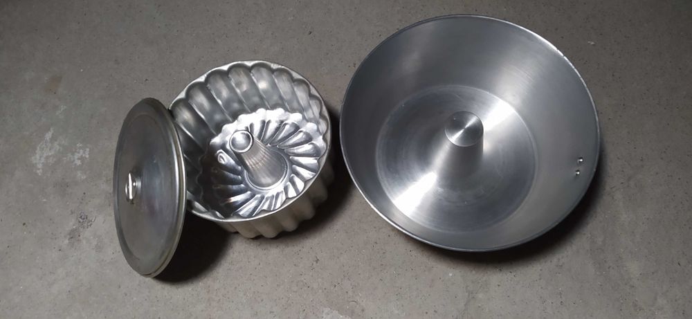 Forma de bolo e outra de pudim