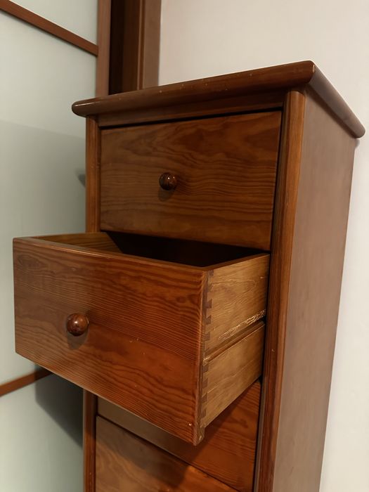 Móvel alto com gavetas