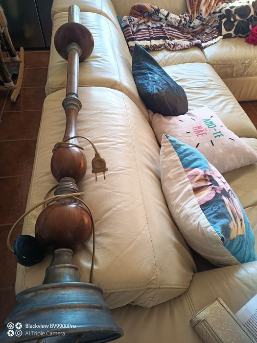 Very sturdy and rustic lamp made of wood and brass, very beautiful and in excellent condition