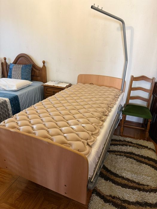 Cama ergonómica articular idoso c/ motor e colchão escaras