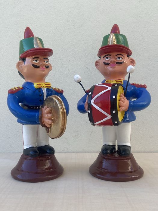 Hand-painted clay musicians