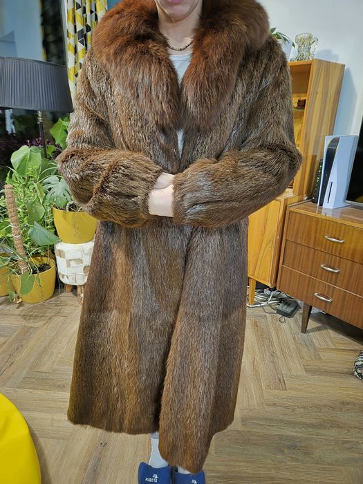 Futro z nutrii z kołnierzem z lisa