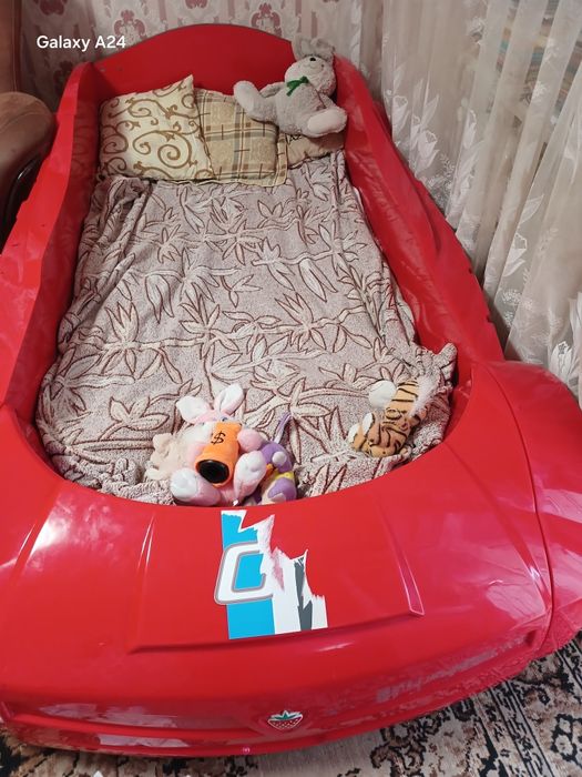 Красивая кровать машина для детей