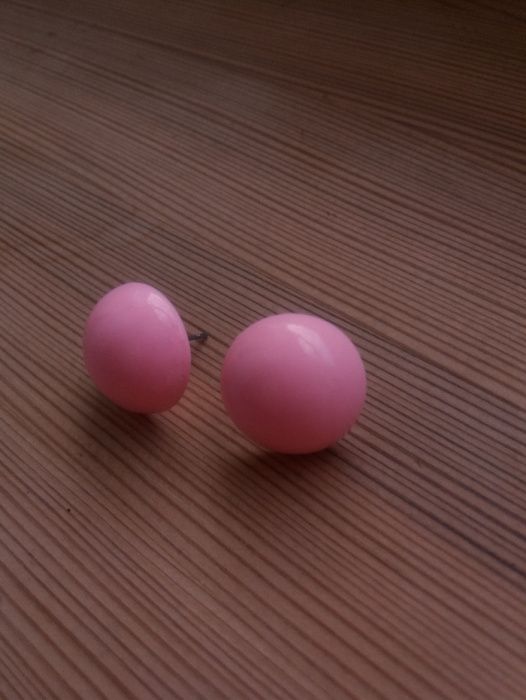 kolczyki pudrowy róż kulki sztyft