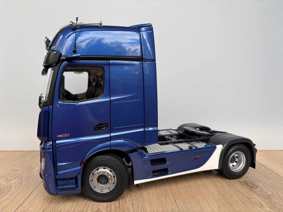 Mercedes-Benz Actros GigaSpace 4x2 2023 (Blue) NZG 1:18