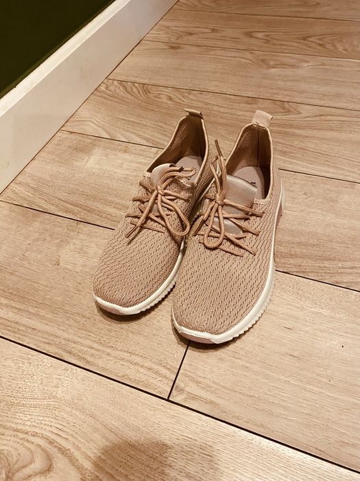 Buty sportowe , piękny róż