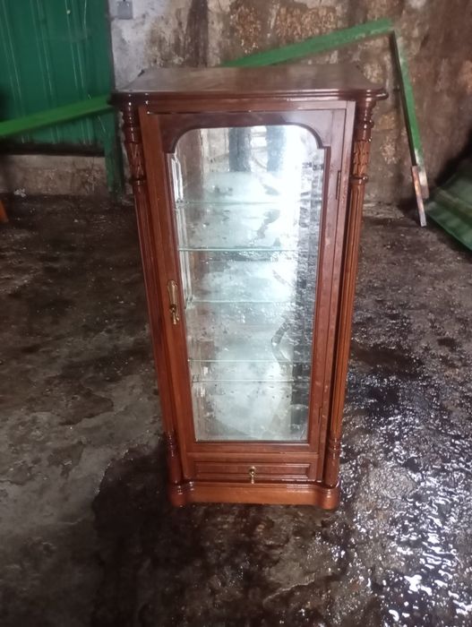 Vendo esta vitrine muita bonita
