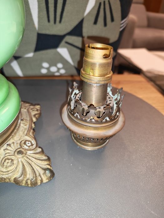 Lampa naftowa ze szkła opalowego