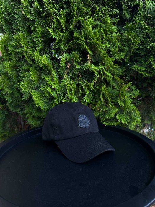Кепка від Moncler
