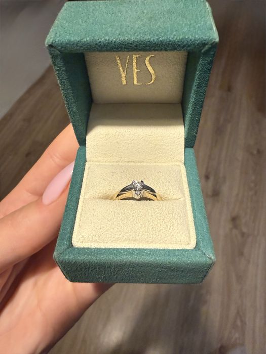 Sprzedam pierścionek z diamentem