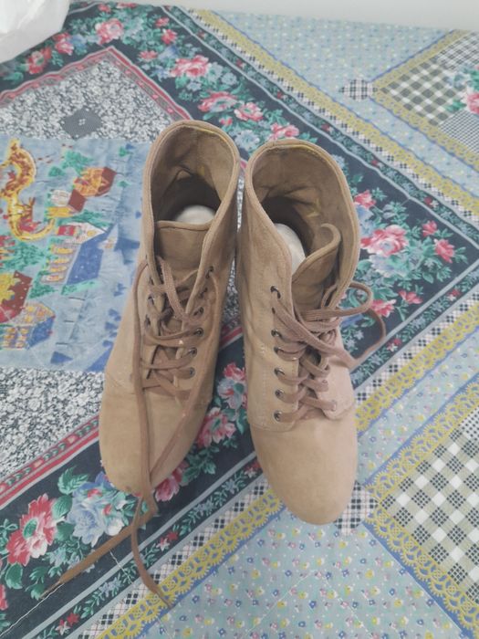 Botins bejes de camurça de cunha da bershka