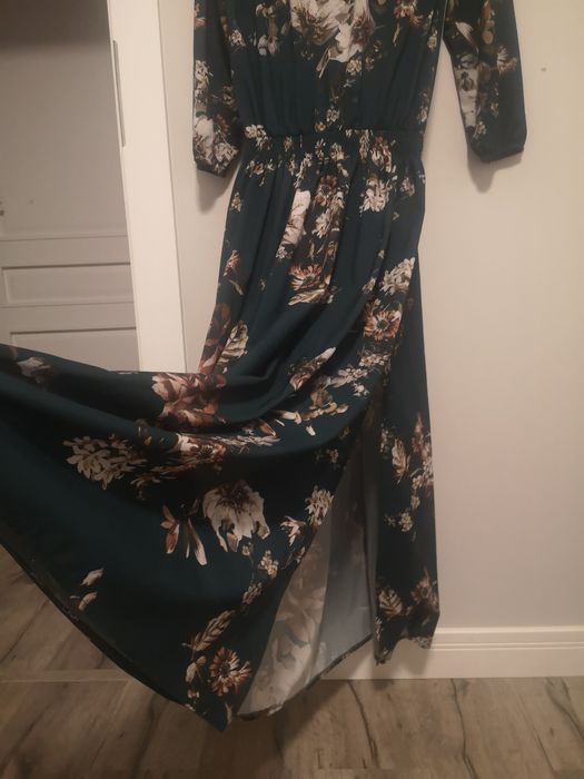 Długa zwiewna suknia w kwiaty