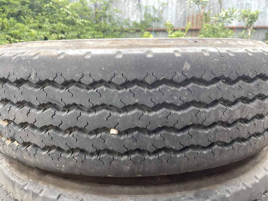 Pneus 9.5r17.5 para camião 4 usados + 2 quase novos.