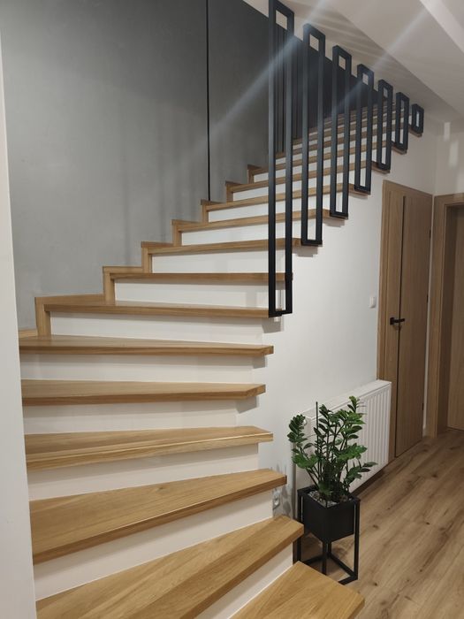 Schody wewnętrzne,na konstrukcji,na beton,stopnie,trepy