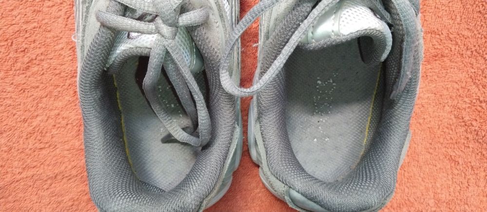Кроссовки ASICS .