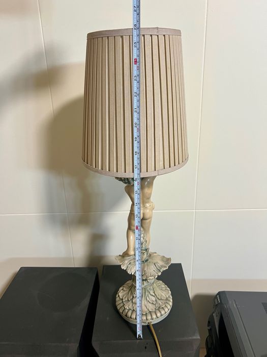 Candeeiro de mesa vintage com menino anjo