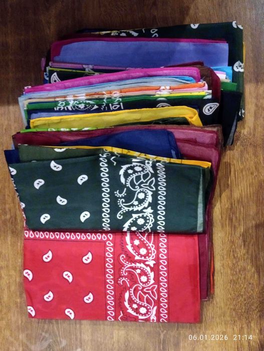 Платки бандани різних кольорів