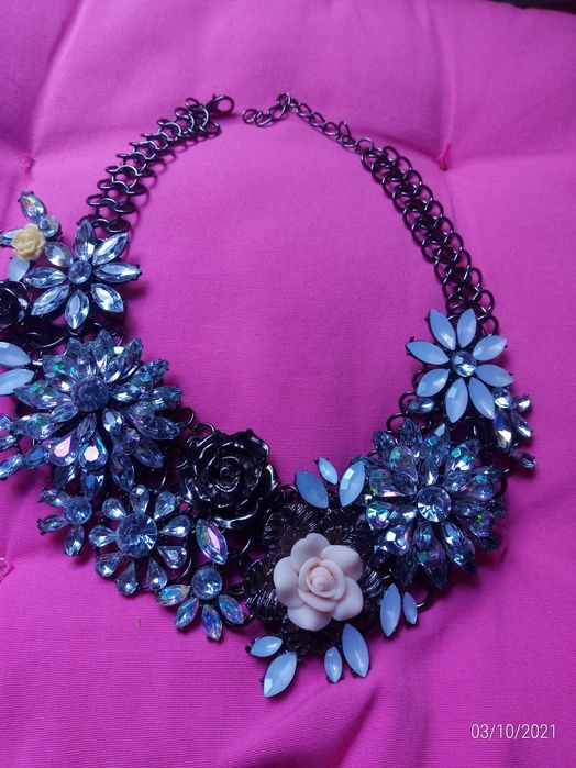 Colares e shokers da Zara