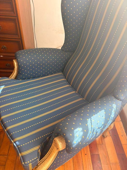 Cadeirão Antigo/Vintage em Madeira Trabalhada – Estofo Azul