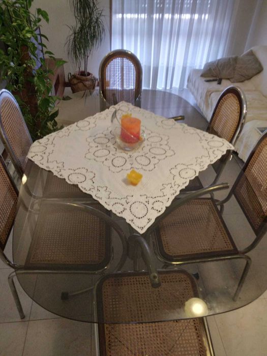 Mesa de sala com tampo em vidro e pés cromados