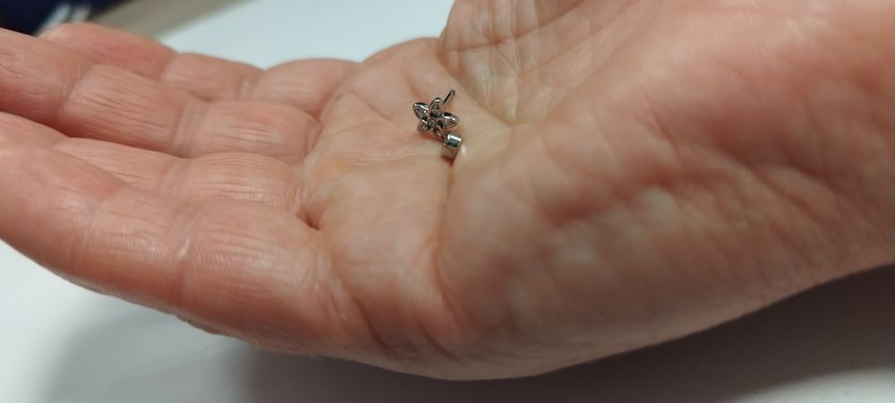 Kolczyk do nosa , ucha PIERCING 1 sztuka kwiatuszek z wkretką