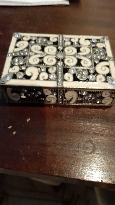 Caixa decorativa em ferro com aplicações