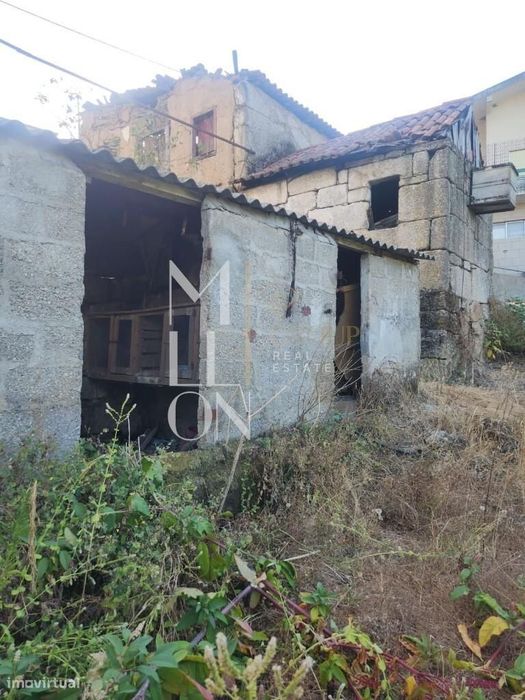 Ruína T3 Com Dois Artigos E 3.100 M² De Terreno — Padronelo, Amarante