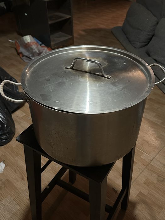 panela industrial grande em aço inoxidável com tampa