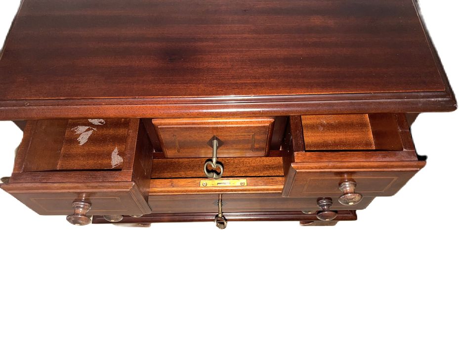 Meia comoda pequena, Dona maria antiga