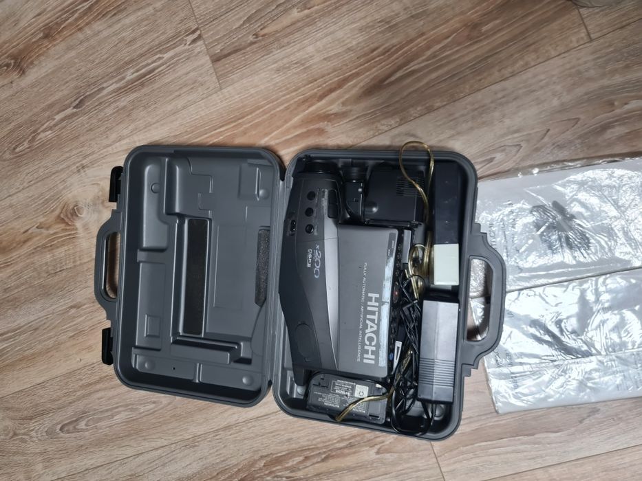 Відеокамера  HITACHI VM-7380E