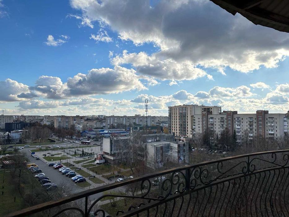 Продаж великогабаритної квартири вул. Соборності 16 В