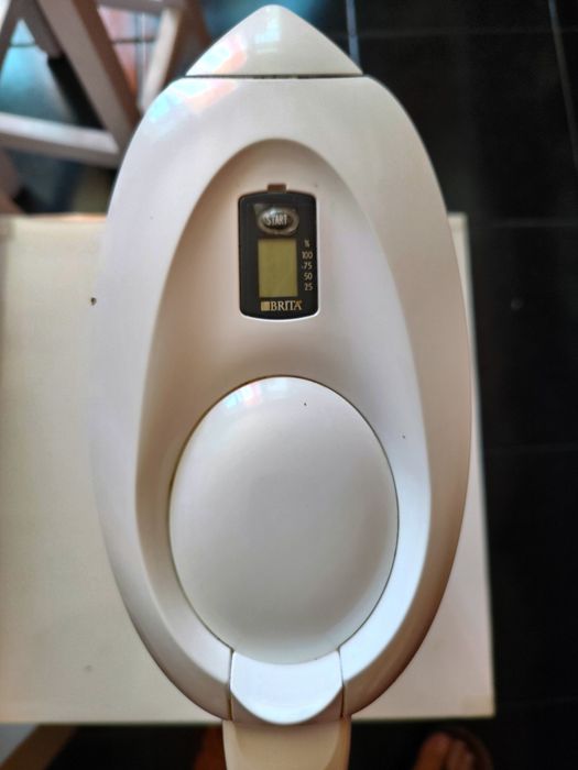Faca elétrica flama e jarro de água brita
