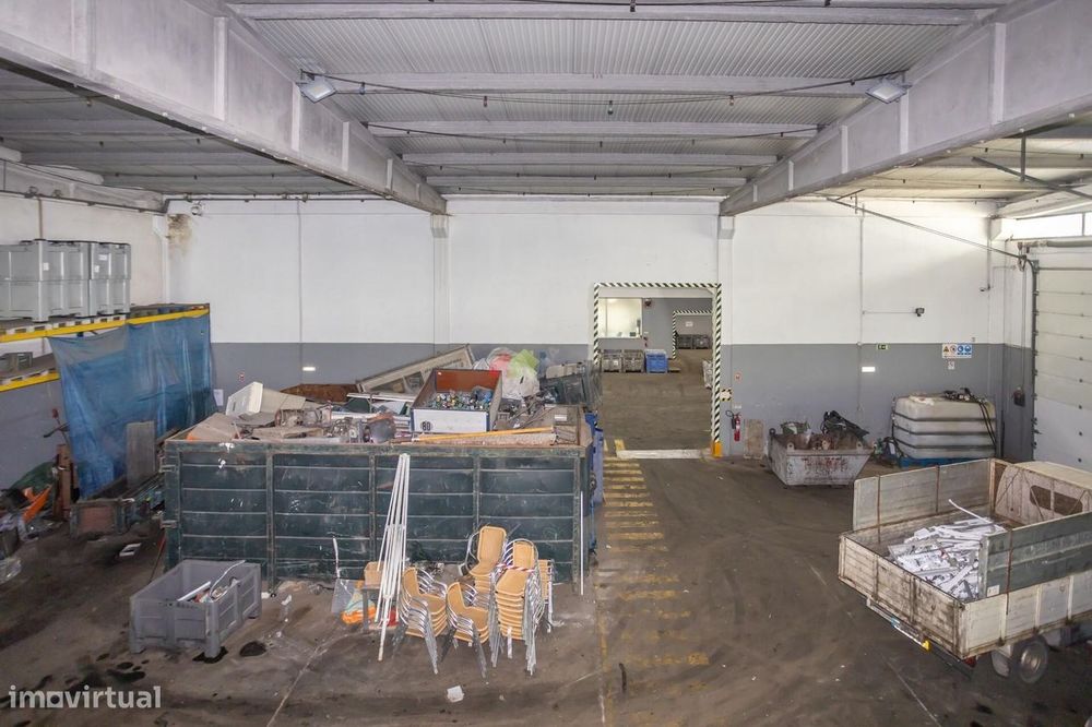 Armazém industrial com 493m2 em Corroios