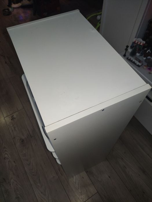 Ikea. Regał Trofast w pojemnikami.