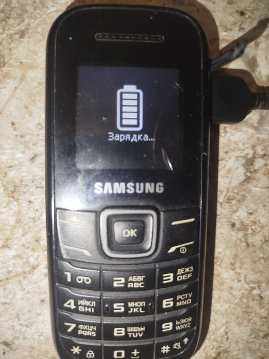 Продам дешево 2 телефона  Самсунг