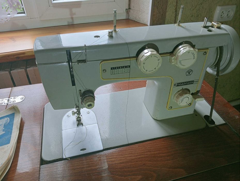 Продам швейную машинку Подольск-142 (бытовая, класс 142)