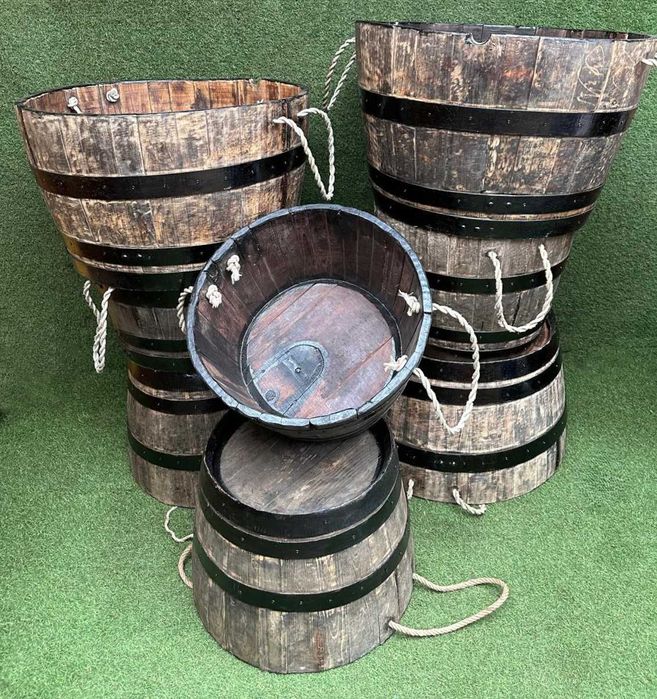 Celhas antigas em madeira, floreiras