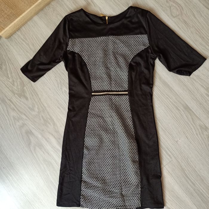 Sukienka z ozdobnym pasem 38