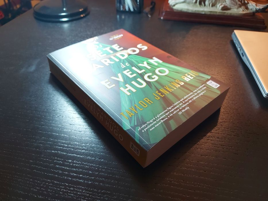 Livro "Os Sete Maridos de Evelyn Hugo"