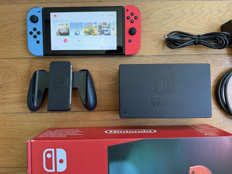 Nintendo Switch Azul e Vermelha COMPLETA (Caixa completa + Bolsa + Grip Ergonómico + Extras)