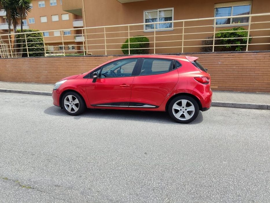 Renult Clio vermelho